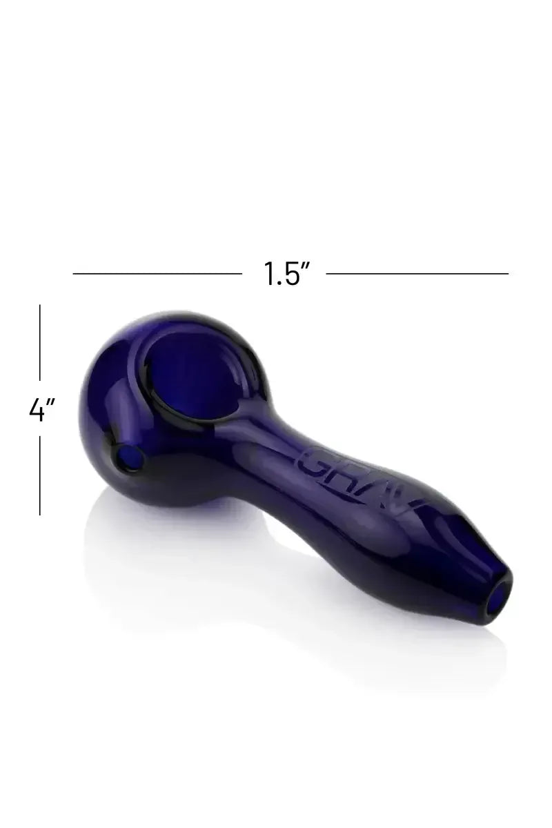 Eine tiefblaue Glaspfeife in Löffelform mit Maßangaben von 4 Zoll Länge und 1,5 Zoll Breite sowie einem dezenten „GRAV“-Logo auf dem Griff.