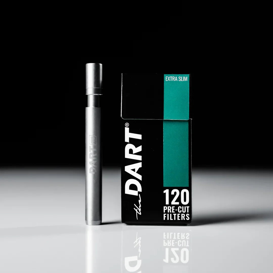 Eine silberne DART Pro Pfeife, die vertikal neben einer schwarz-türkisen Packung mit 120 vorgeschnittenen Extra-Slim-Filtern steh