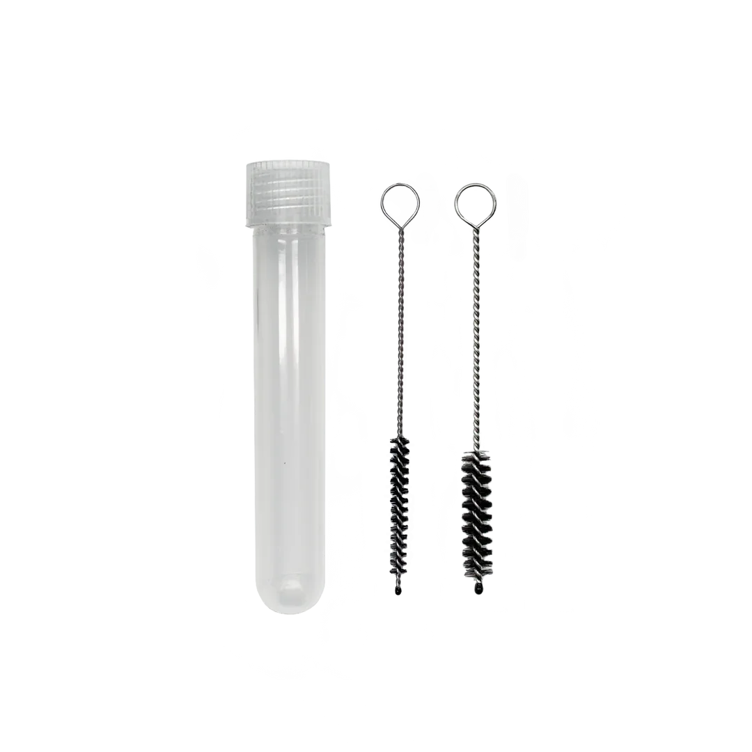 Zwei dünne Draht-Reinigungsbürsten mit schwarzen Borsten neben ihrem Aufbewahrungsröhrchen aus klarem Kunststoff.