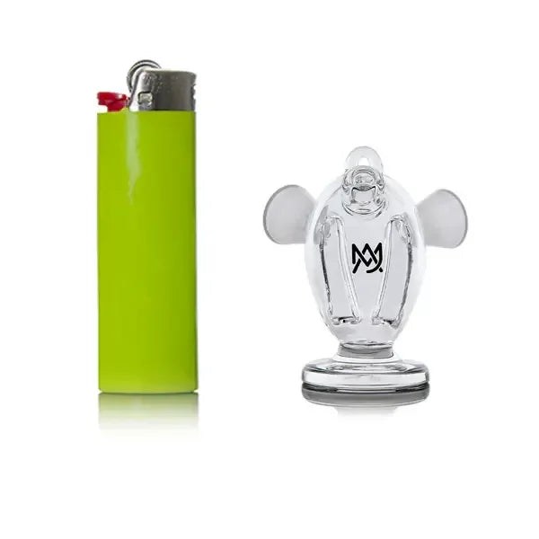 Ein Größenvergleich zwischen einem lindgrünen Einwegfeuerzeug und einem Mini-Bubbler aus klarem Glas.