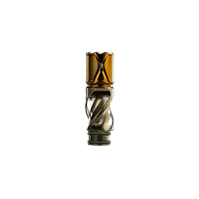 Ein DynaVap Helix Titanium Tip mit einem einzigartigen Dreifach-Helix-Design für verbesserten Luftstrom und einem goldfarbenen Finish an der oberen Kammer.