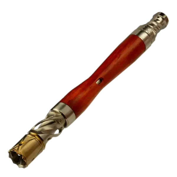 Eine detaillierte Nahaufnahme des DynaVap WoodWynd-Tips und der goldfarbenen Armored Cap, die die präzisionsgefertigten Titan-Kühlrippen und das gravierte Logo zeigt.