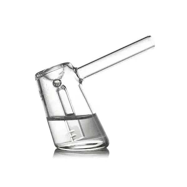 Ein minimalistischer Bubbler aus klarem Glas mit schrägem Gehäuse, das teilweise mit Wasser gefüllt ist, und einem geraden Mundstück.