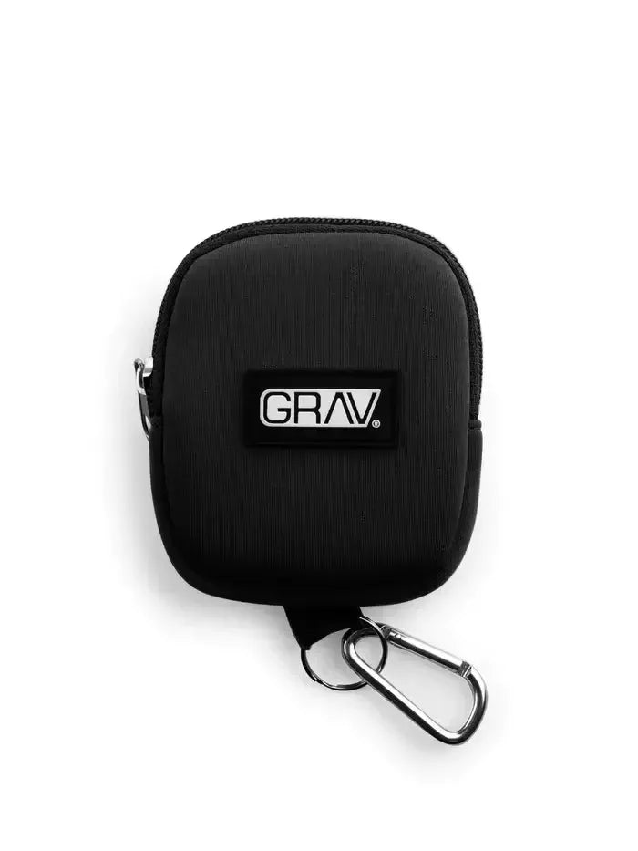 Eine schwarze, gepolsterte Reißverschlusstasche mit dem weißen „GRAV“-Logo, die speziell für den sicheren Transport eines Dugout-Systems entwickelt wurde.