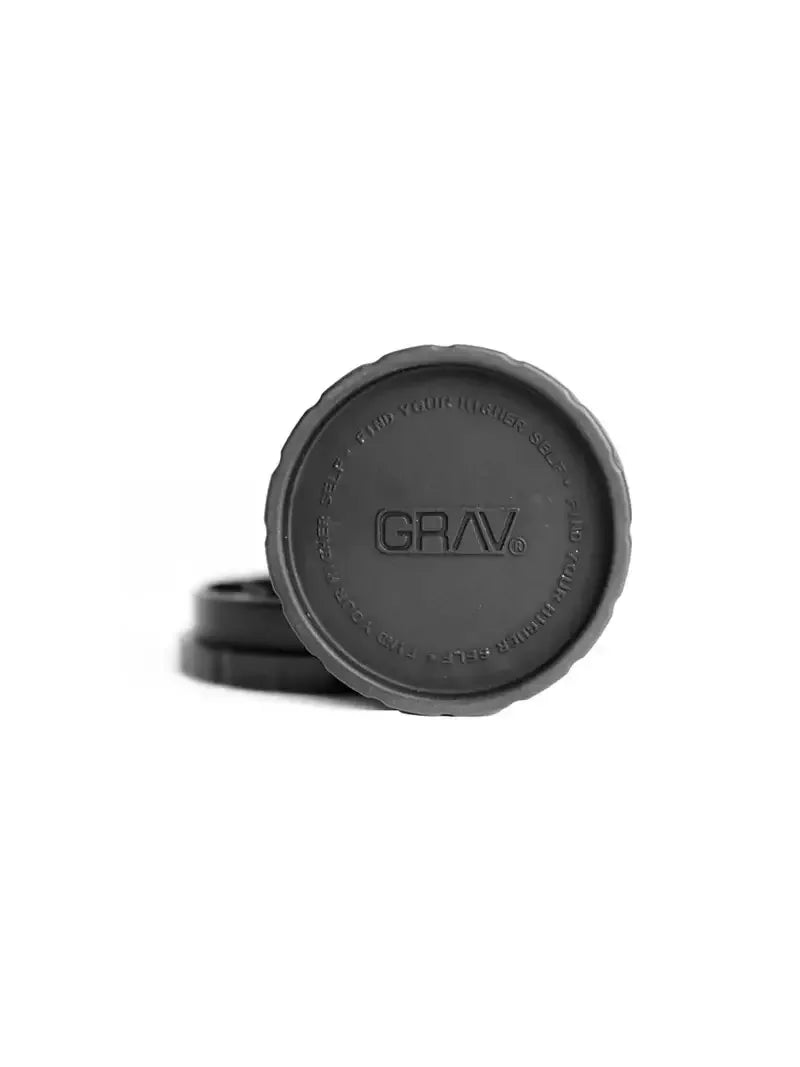 Draufsicht auf den Deckel eines mattschwarzen GRAV-Grinders mit geprägtem Logo und der kreisförmigen Aufschrift „Find Your Higher Self“.