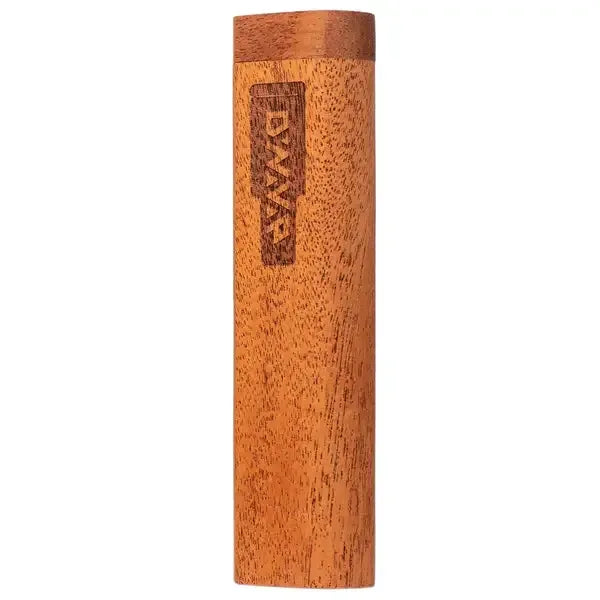 Ein vertikales SlimStash-Aufbewahrungsetui aus Holz mit natürlicher Maserung und dem laser-gravierten DynaVap-Logo auf der Vorderseite.