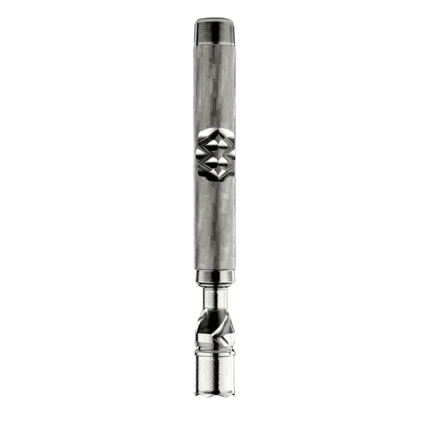 Vertikale Ansicht des DynaVap „M“ 7 Vaporizers aus Edelstahl ohne Kappe, die die gezackte Krone der Spitze und das strukturierte Gehäuse mit M-förmiger Wippe zeigt.