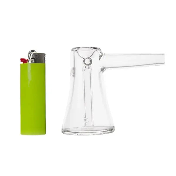 Eine Bubbler-Pfeife aus klarem Glas neben einem neongrünen Feuerzeug zum Größenvergleich.