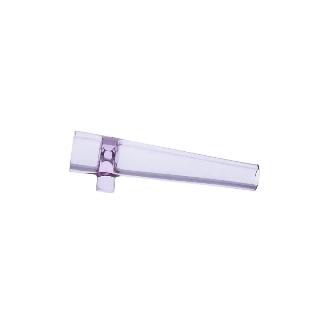 Eine lavendelfarbene Chillum-Handpfeife aus Glas mit konischem Design und einem kleinen integrierten Glasfuß gegen Wegrollen auf weißem Hintergrund.