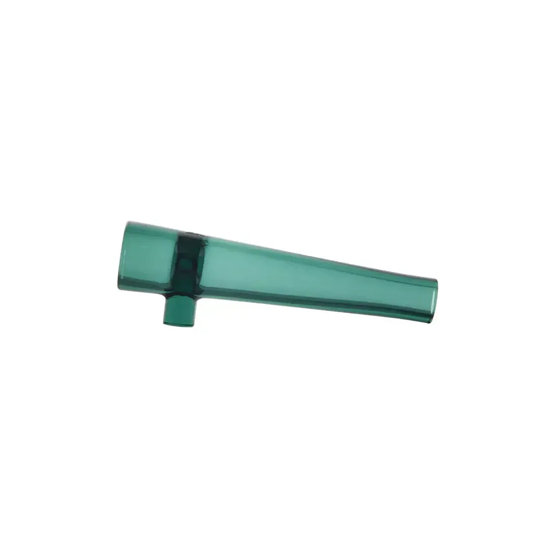 Eine meergrüne Chillum-Handpfeife aus Glas mit konischem Körper und einem kleinen integrierten Glasfuß gegen Wegrollen auf weißem Hintergrund.