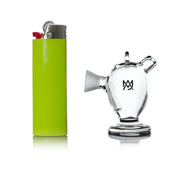 Ein Größenvergleich zwischen einem hellgrünen Feuerzeug und einem klaren MJ Arsenal Mini-Bubbler, der das kompakte Design verdeutlicht.