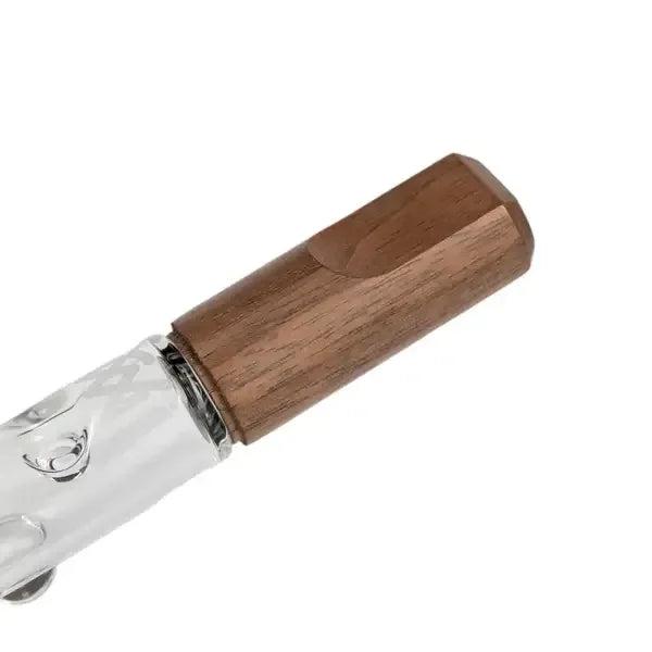 Nahaufnahme eines zylindrischen Mundstücks aus Walnussholz an einem Glas-Chillum, mit einer ergonomischen Daumenmulde und natürlicher Holzmaserung.