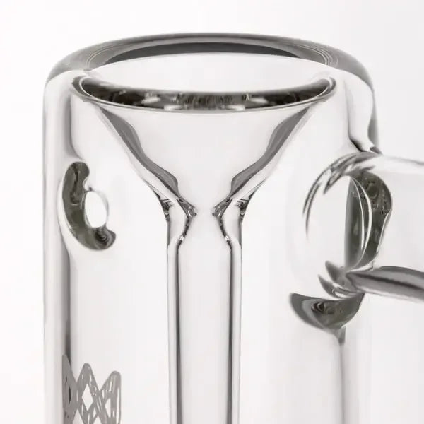 Nahaufnahme eines zylindrischen Mundstücks aus Walnussholz mit einer glatten, ergonomischen Form und natürlicher Maserung.