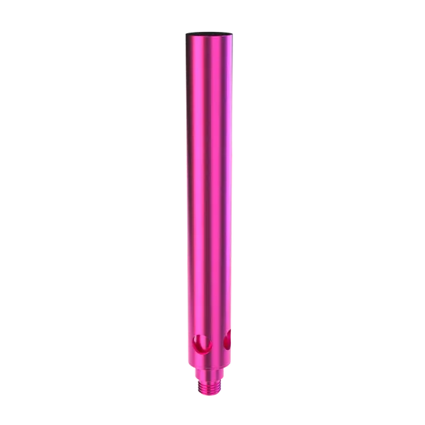 Ein pink-metallisches Tauchrohr für einen Stündenglass Gravity Infuser mit Perforationen am unteren Ende, freigestellt auf weißem Hintergrund.
