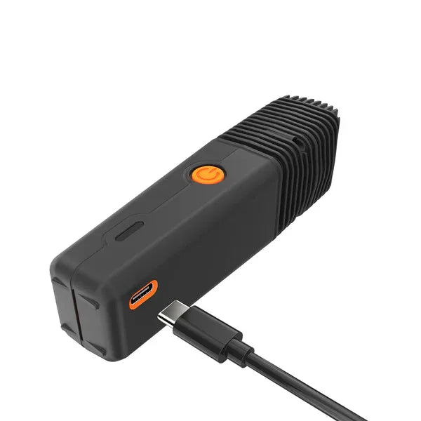 Ein USB-C-Ladekabel wird in die Unterseite eines mattschwarzen Veazy-Vaporizers eingesteckt, wobei der orangefarbene Einschaltknopf an der Seite sichtbar ist.