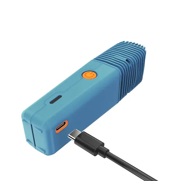Ein blaues Veazy-Gerät in diagonaler Ansicht, bei dem ein USB-C-Kabel in den Ladeanschluss gesteckt wird.