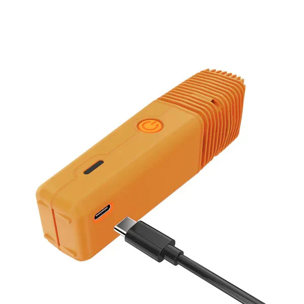 Eine diagonale Ansicht eines orangefarbenen Veazy-Geräts, bei dem ein USB-C-Kabel an den Ladeanschluss an der Unterseite herangeführt wird.