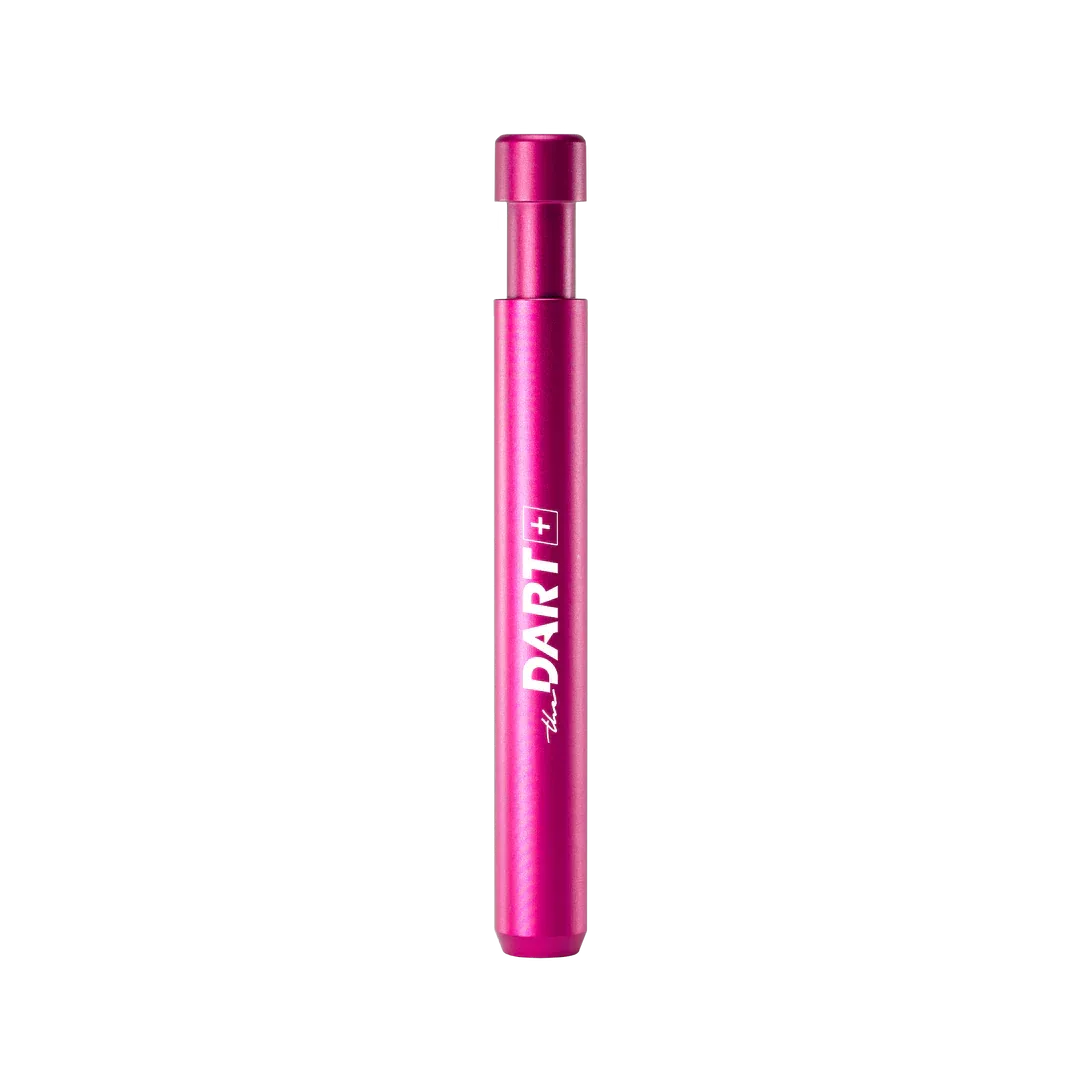 Eine elegante, pinkfarbene "The Dart Plus" Pfeife aus Metall mit einem gefederten Aschenauswerfer auf weißem Hintergrund.