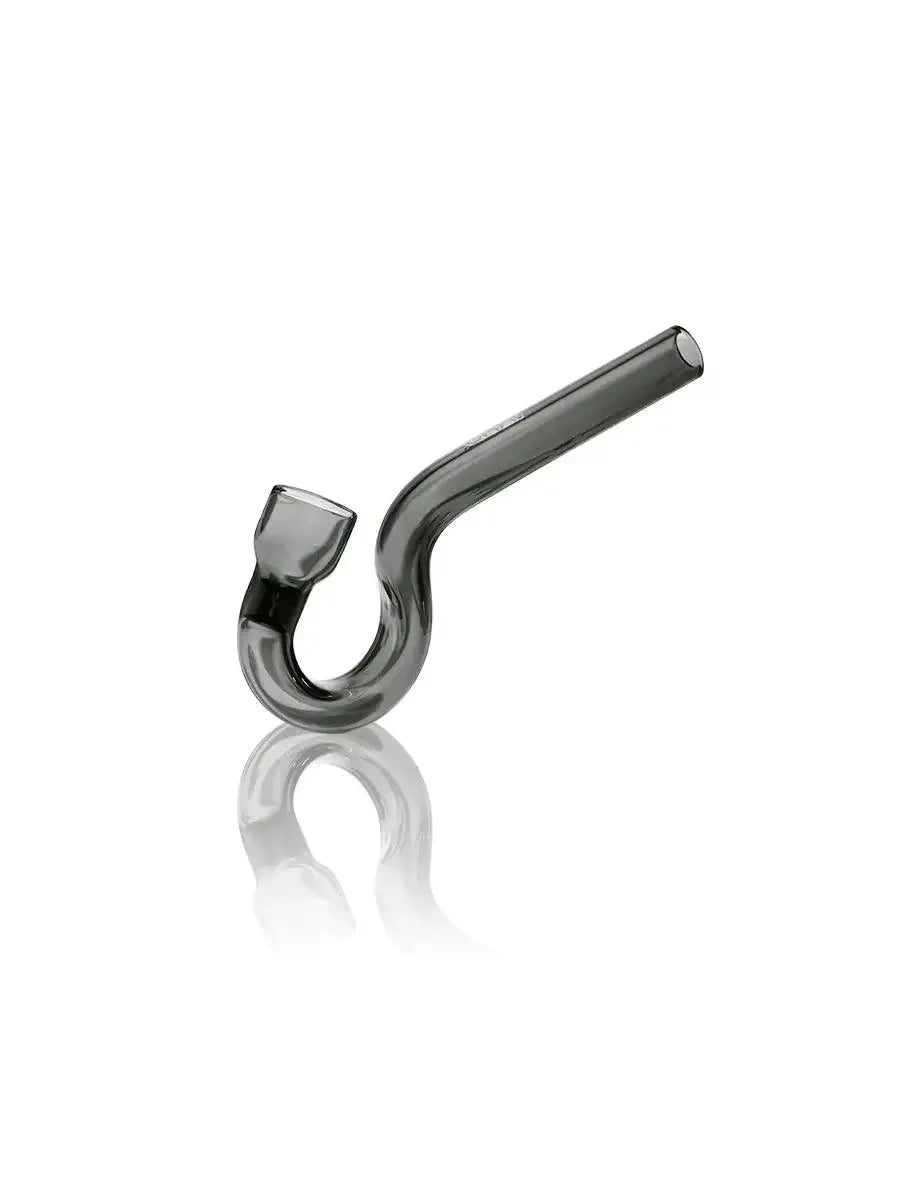 Eine rauchfarbene J-Hook-Handpfeife aus Glas mit geschwungener Silhouette und transparentem Finish auf weiß spiegelndem Hintergrund.