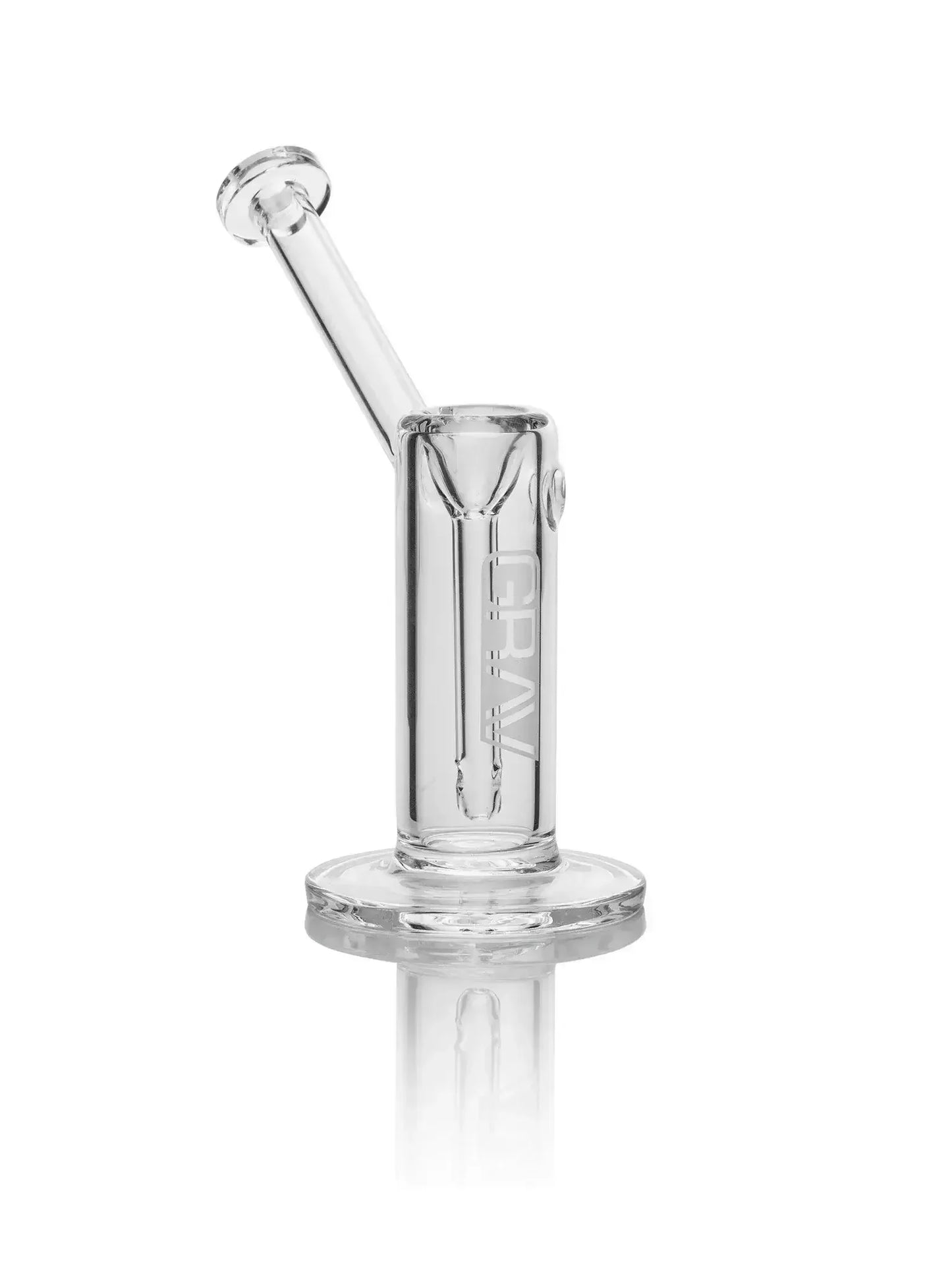 Ein klarer GRAV Small Upright Bubbler mit zylindrischem Körper, fest verbautem Fission-Chillum und einem schrägen Mundstück.