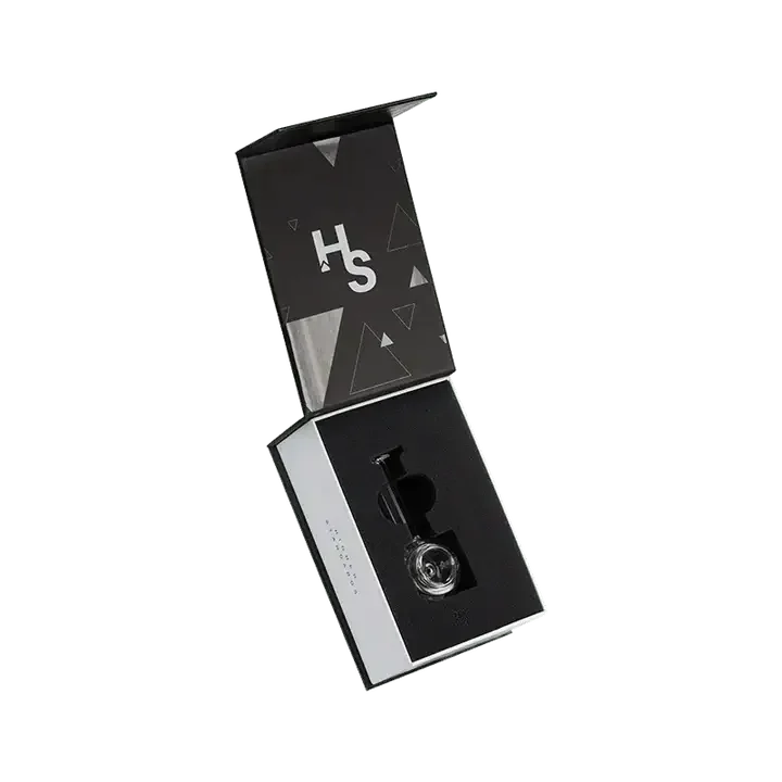 Draufsicht einer „Higher Standards“ Spoon-Pfeife aus Klarglas mit breitem Kopf und sandgestrahltem Logo auf dem Holm.