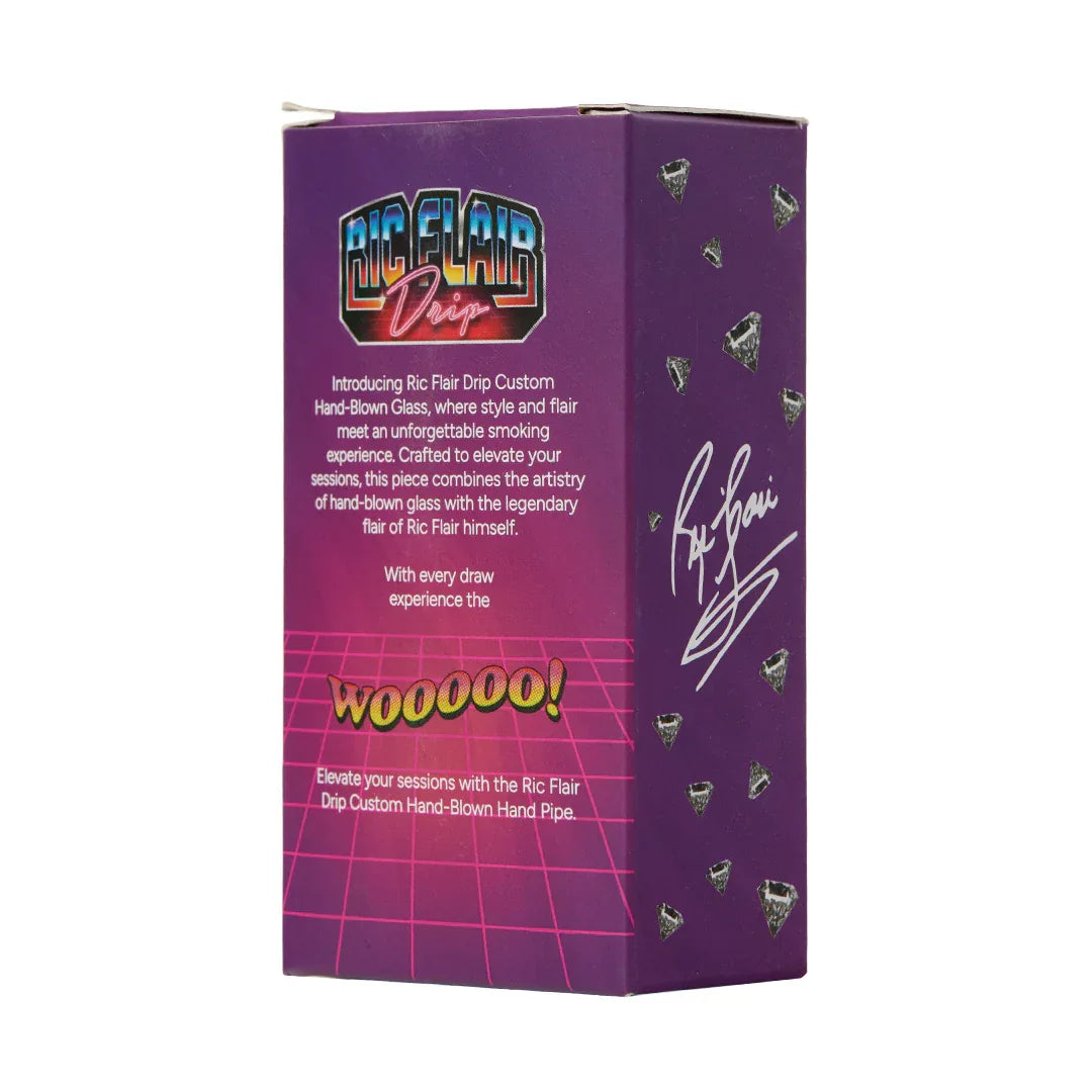 Die Rückseite der „Ric Flair Drip“-Verpackung mit einem beschreibenden Werbetext, einer „WOOOOO!“-Grafik und der Unterschrift von Ric Flair.