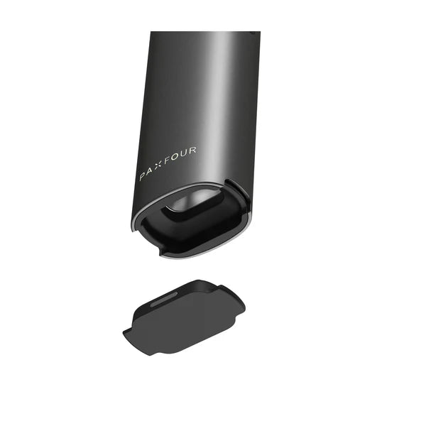 Nahaufnahme der Unterseite eines schwarzen PAX Four Vaporizers mit abgenommener magnetischer Ofenabdeckung.