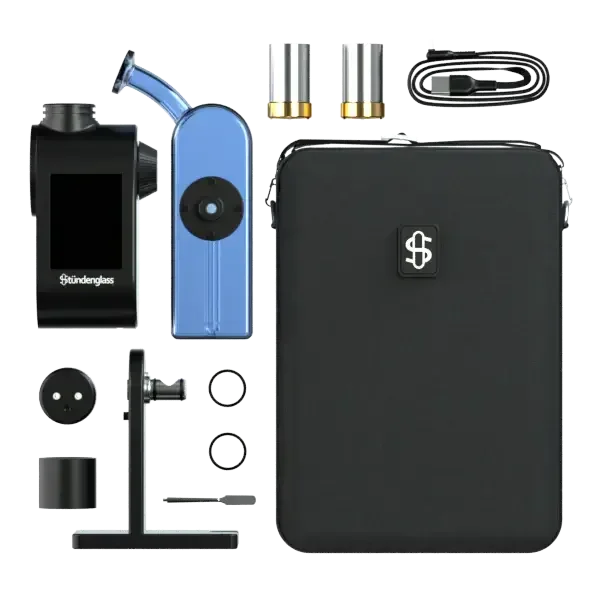 Übersicht des kompletten Stündenglass Modül Dok Kits mit Vaporizer, blauem Glas, Magnetständer, Tanks, Ladekabel und Transporttasche.