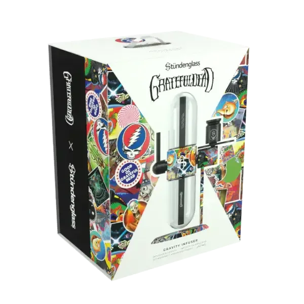 Die Verkaufsverpackung der Grateful Dead x Stündenglass-Kollaboration; eine weiße Box, die mit ikonischen Bandlogos und einem Foto des Gravity-Infusers gestaltet ist.