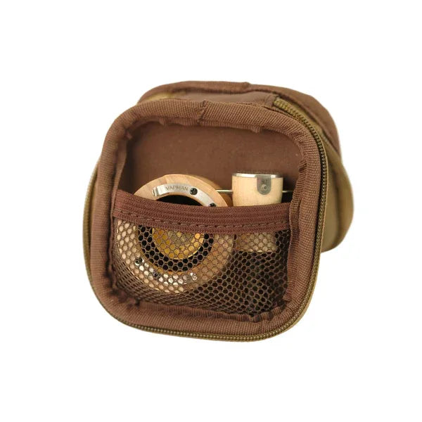 Ein geöffnetes braunes Reiseetui, in dem die Vapman-Vaporizer-Komponenten sicher in einer Netztasche verstaut sind.