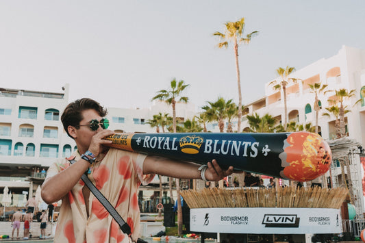 Onehitter trifft Dr. Donners Crazy Imports via AI.