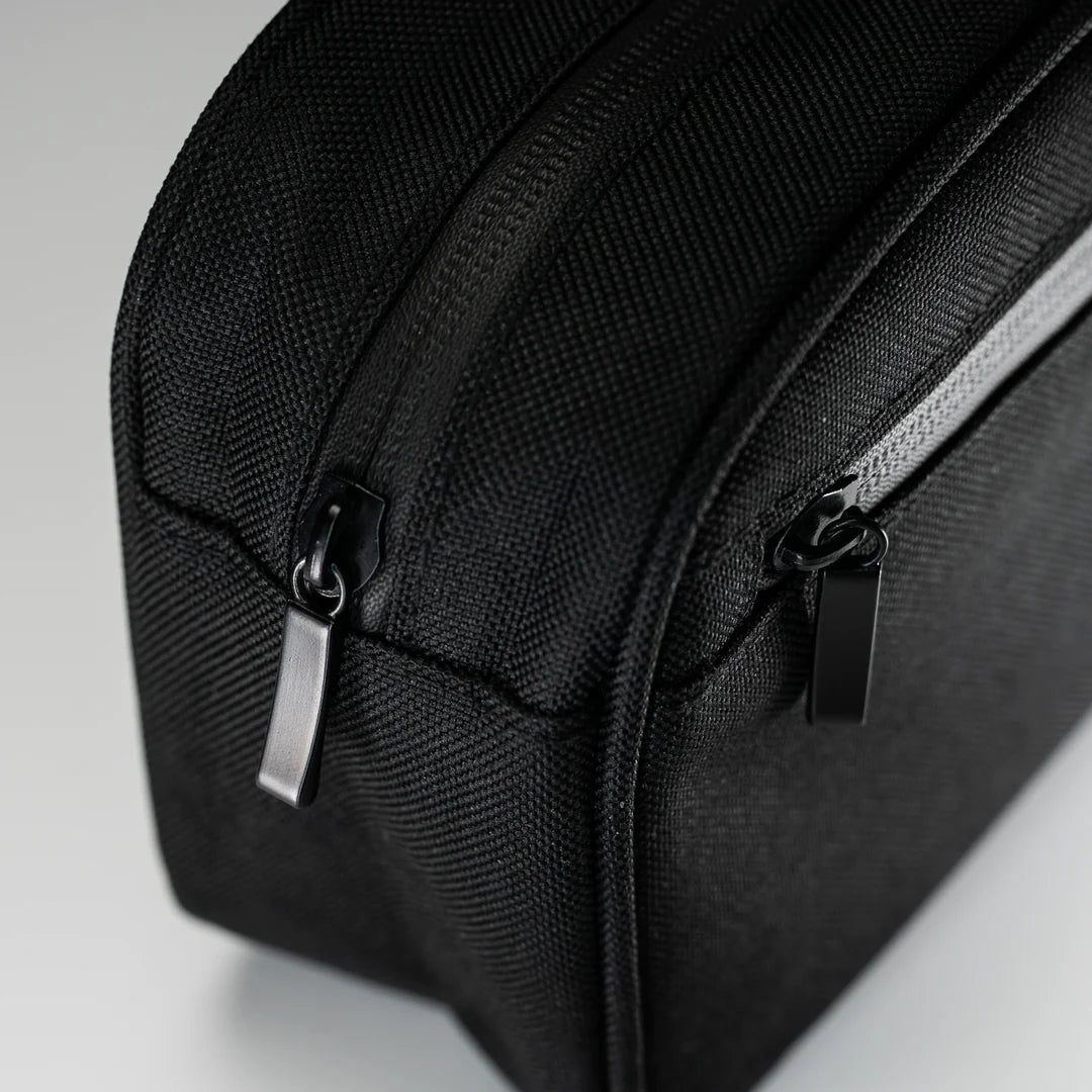THE DART / TRAVEL BAG / Schwarz
