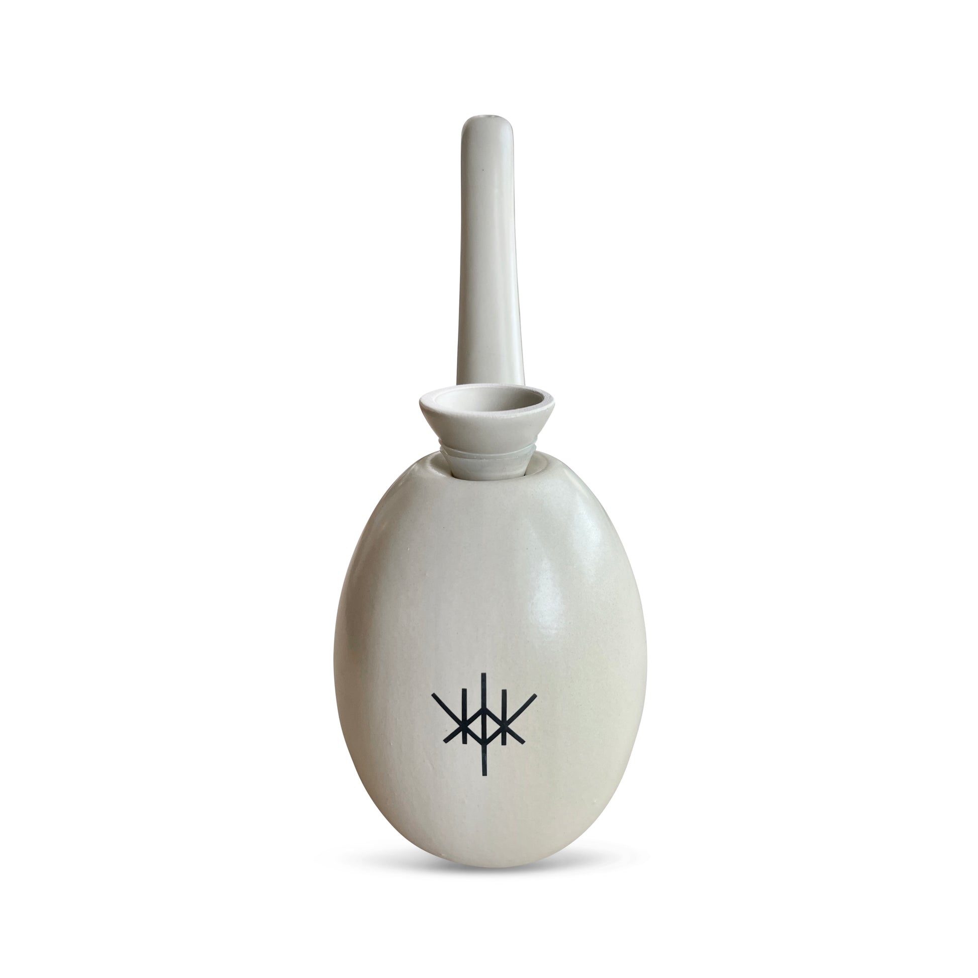 Ein minimalistisches, cremefarbenes Keramikobjekt mit eiförmigem Boden, einem kleinen Trichter und einem langen Hals, verziert mit einem schwarzen geometrischen Symbol auf der Vorderseite.