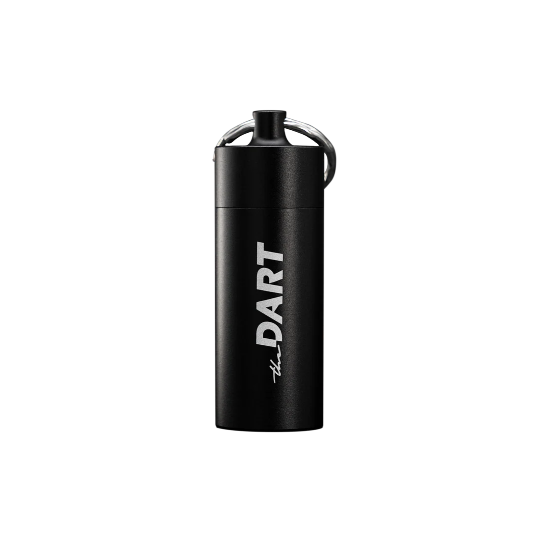 Ein hoher, eleganter schwarzer Behälter in minimalistischem Design mit mattem Finish, einer kleinen runden Öffnung oben und einem dezenten Logo am Boden.