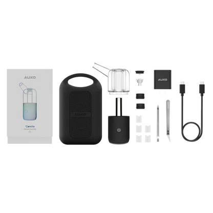 Ein umfassendes Produktset für den AUXO Cenote, bestehend aus dem Gerät, einer Tragetasche, einem Glasaufsatz, Ladekabeln und diversem Zubehör.