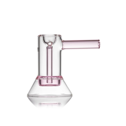 Ein klarer Glas-Bubbler mit zartrosa Akzenten am Mundstück und dem inneren Perkolator vor einem weißen Hintergrund.