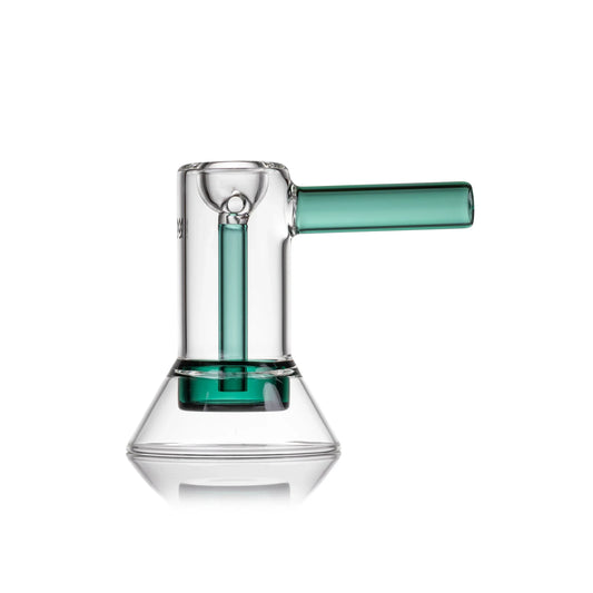 Ein moderner Glas-Bubbler aus klarem Glas mit smaragdgrünen Akzenten am Mundstück und dem inneren Perkolator.