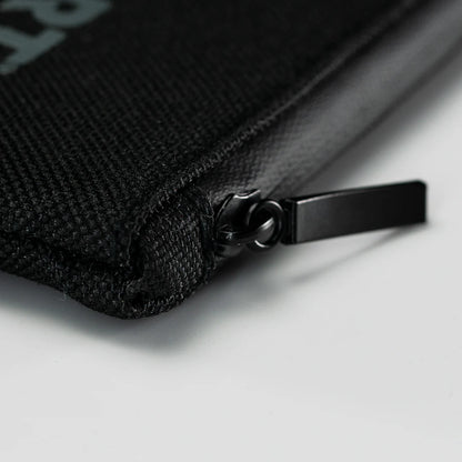 THE DART / ZIPPER POUCH / Schwarz