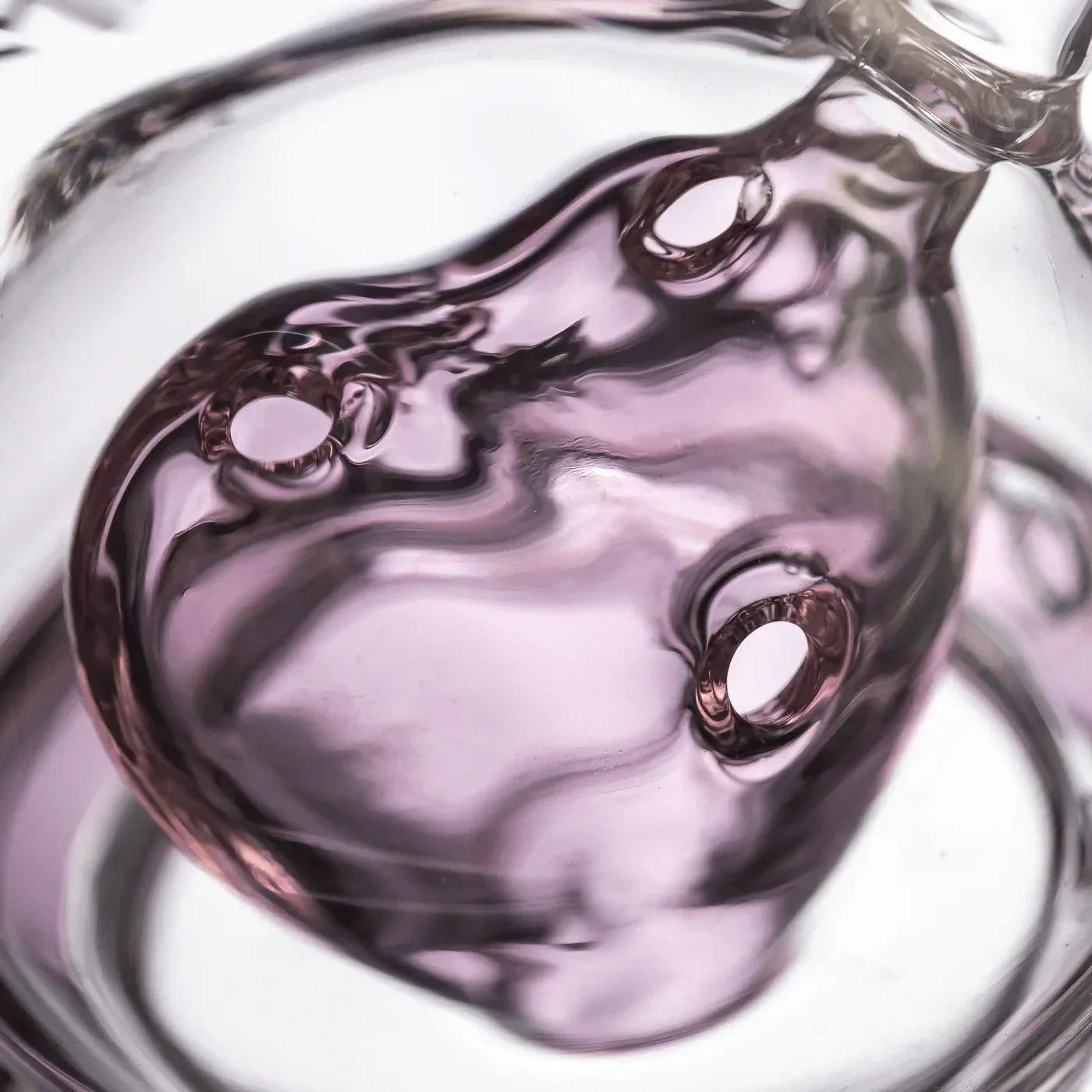 Eine Makro-Nahaufnahme eines rosa herzförmigen Glasperkolators in einer gläsernen Wasserpfeife, die feine Details und kleine Luftlöcher zeigt.