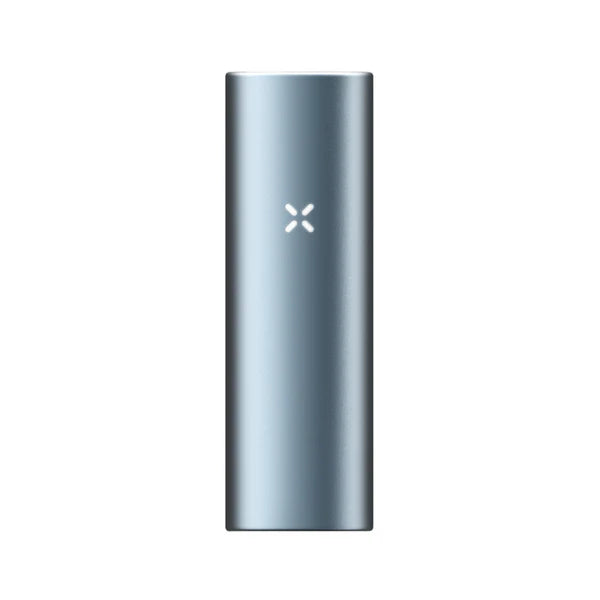 Vorderansicht eines schlanken, hellblauen PAX Vaporizers aus mattem Metall mit dem charakteristischen, leuchtenden X-Logo in der Mitte.
