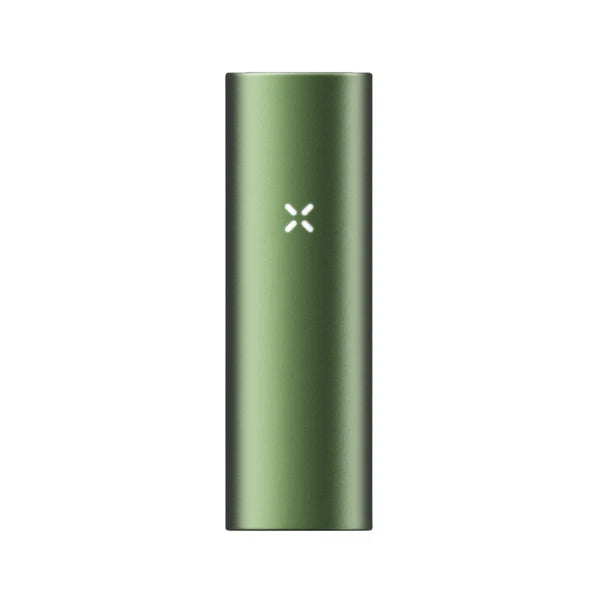 Ein schlanker, dunkelgrüner PAX Vaporizer aus mattem Metall mit dem zentralen, leuchtenden X-Logo auf weißem Hintergrund.