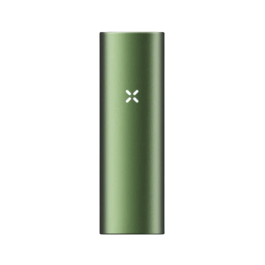 Ein schlanker, dunkelgrüner PAX Vaporizer aus mattem Metall mit dem zentralen, leuchtenden X-Logo auf weißem Hintergrund.