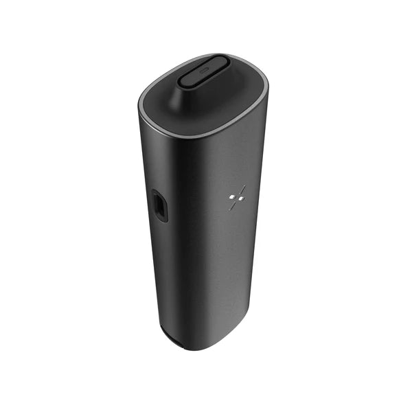 Schräge Draufsicht auf einen schwarzen PAX Mini Vaporizer mit flachem Mundstück und dezentem X-Logo.