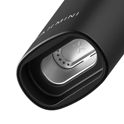 Nahaufnahme der Heizkammer eines schwarzen „PAX MINI“ Vaporizers mit eingesetztem Metallsieb auf weißem Hintergrund.