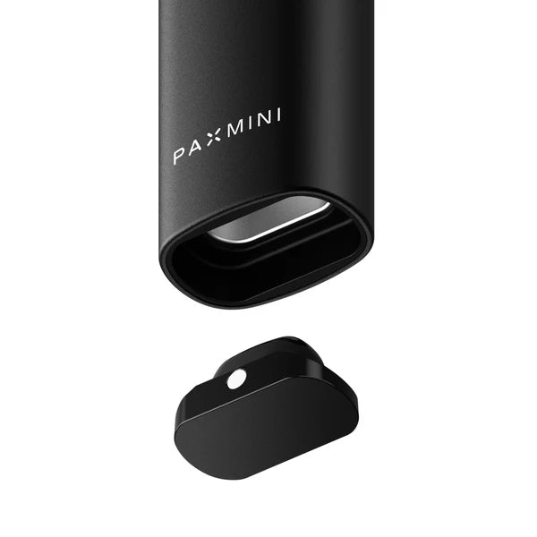 Nahaufnahme der Unterseite eines schwarzen „PAX MINI“ Vaporizers mit abgenommenem, magnetischem Heizkammerdeckel.