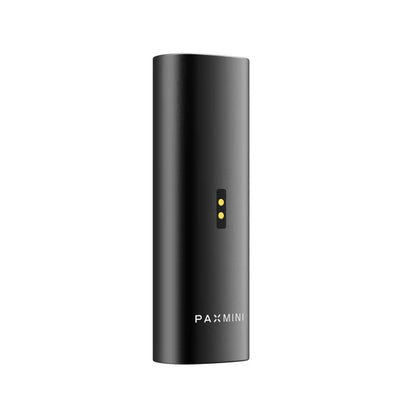 Rückansicht eines schwarzen „PAX MINI“ Vaporizers im Profil, mit Fokus auf die goldenen Ladekontakte und den weißen Produktschriftzug.