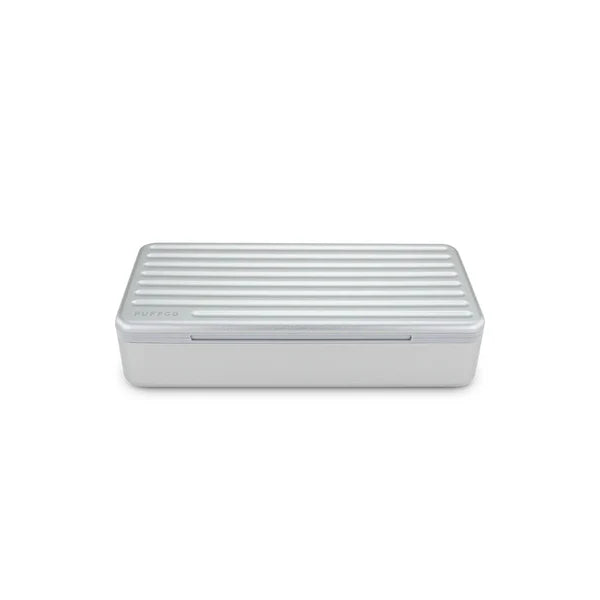 Ein minimalistisches, silbernes Puffco Travel Case mit geriffeltem Deckel-Design und dezentem Logo.