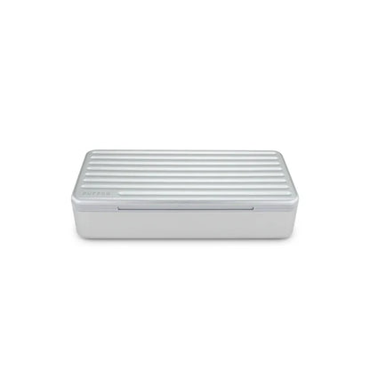 Ein minimalistisches, silbernes Puffco Travel Case mit geriffeltem Deckel-Design und dezentem Logo.