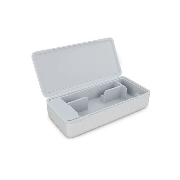 Ein geöffnetes, silbernes Puffco Travel Case mit passgenauen Innenfächern zur organisierten Aufbewahrung von Vaporizer-Zubehör.