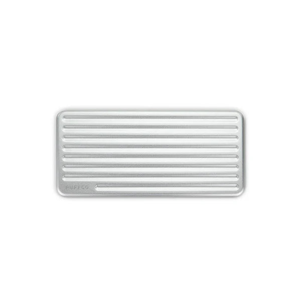 Draufsicht auf ein silbernes Puffco Travel Case, das seine rechteckige Form und die parallele Riffelstruktur zeigt.